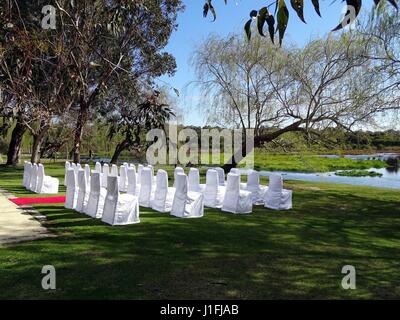 Des chaises disposés pour une cérémonie de mariage Banque D'Images