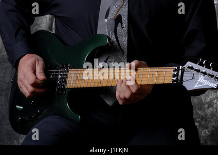 Man playing guitar uniquement aucun visage voir le cou et le corps de la guitare Banque D'Images