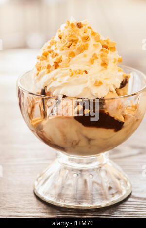 Peanut Butter fudge sundae Banque D'Images