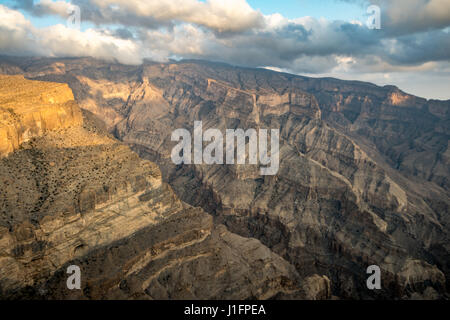 Oman ; verser dans la lumière du soleil à gorge puissant Oman's Grand Canyon, Jebel Shams Banque D'Images