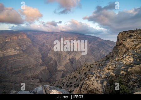 Oman ; verser dans la lumière du soleil à gorge puissant Oman's Grand Canyon, Jebel Shams Banque D'Images