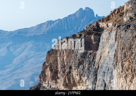 Oman ; du côté de la montagne s'allumer par sun contre Al Hajar de montagnes de Jebel Shams Banque D'Images