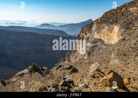 Oman ; du côté de la montagne s'allumer par sun contre Al Hajar de montagnes de Jebel Shams Banque D'Images