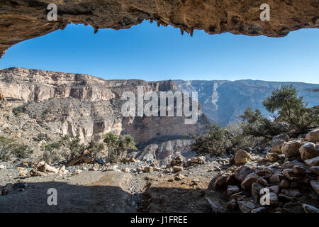 Oman ; dans la caverne du côté de la montagne de Jebel Shams paysage donnant sur Banque D'Images