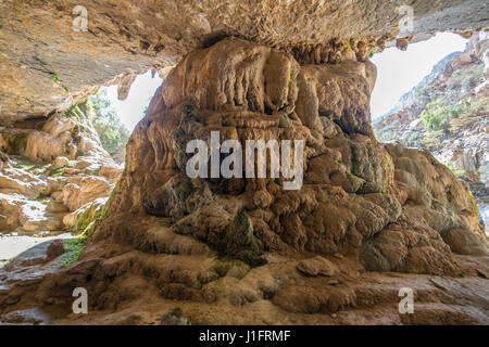 Oman ; Cavern dans Al Hajar de montagnes à Jebel Shams Banque D'Images