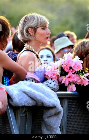 Portrait of young blond haired woman with eyeliner rouge à lèvres lourdes et un anneau dans le nez en regardant un groupe au Bestival, île de Wight Banque D'Images