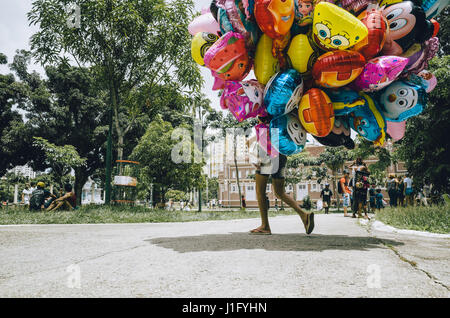 Vendeur ballon traverser un square à Belém, Pará, Brésil Banque D'Images