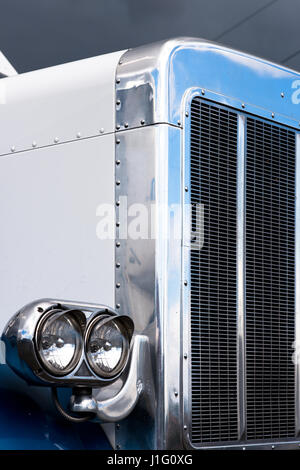 Phare chrome classique et grill de gros camion camion blanc semi populaire américaine modèle capot pour le transport du fret commercial lourd par long terme Banque D'Images