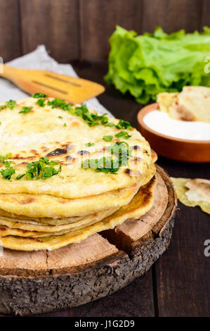 Pain plat mince - pain traditionnelle Asiatique sur un fond de bois sombre. Vue verticale Banque D'Images