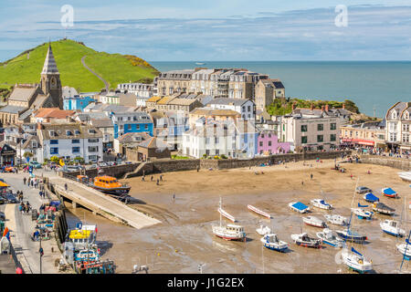 Bateaux amarrés dans le port d'Ilfracombe sous des maisons colorées à flanc de colline sur la côte nord du Devon, en Angleterre. Banque D'Images
