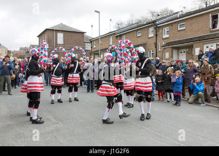 Le Britannia de coprah danseurs , une troupe de danseurs, Lancastre clog dance par Bacup Le samedi de Pâques 2017 Banque D'Images