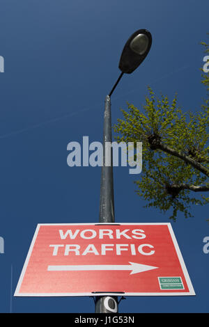 Panneau routier temporaire indiquant route pour travaux routiers Banque D'Images