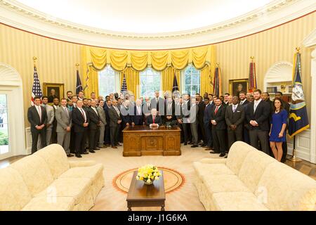 Le Président américain Donald Trump pose avec le New England Patriots Super Bowl championnat équipe dans le bureau ovale de la Maison Blanche le 19 avril 2017 à Washington, D.C. Banque D'Images