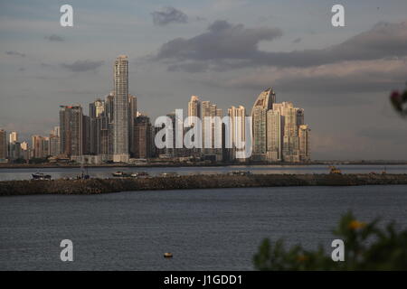 Vue sur l'horizon de la ville de Panama, lors d'un coucher du soleil. Avec un avant-plan evergreen. photo est prise à partir de l'autre côté de la rivière, dans la vieille ville. photo intacte. Banque D'Images