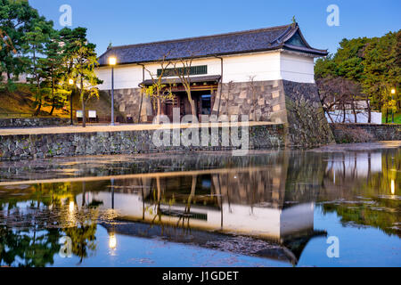 Tokyo, Japon Imperial Palace moat et gate. Banque D'Images