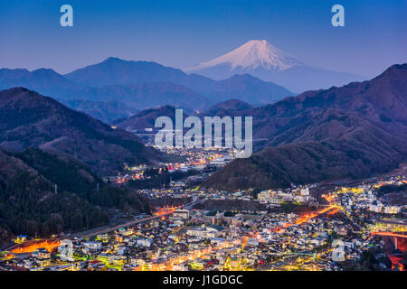 Otsuki, Japon Skyline avec Mt. Fuji. Banque D'Images