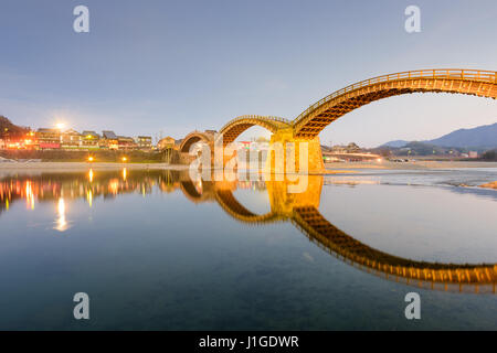 Iwakuni, Yamaguchi, Japon à Kintaikyo Bridge at night. Banque D'Images