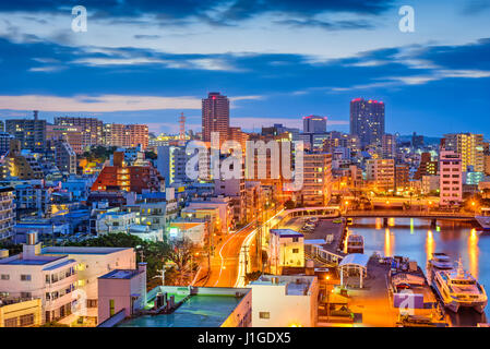 Naha, Okinawa, Japon le centre-ville de nuit. Banque D'Images