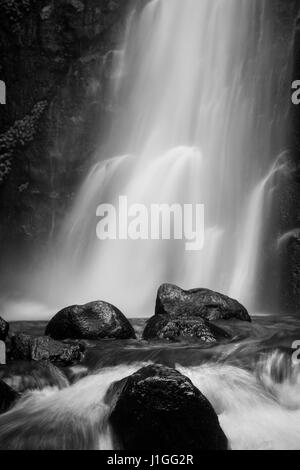 Noir et blanc lisse soyeux cascades Tretes en Indonésie. La photographie à longue exposition surréaliste crée l'eau effet de rêve Banque D'Images