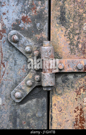 Closeup of old rusty metal fond avec porte fermée Banque D'Images