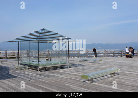 Le Kou-un verre de thé sur la terrasse d'observation en bois du Temple Seiryuden dans l'est des montagnes de Kyoto, au Japon. Banque D'Images