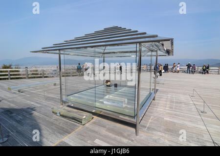 Le Kou-un verre de thé sur la terrasse d'observation en bois du Temple Seiryuden dans l'est des montagnes de Kyoto, au Japon. Banque D'Images