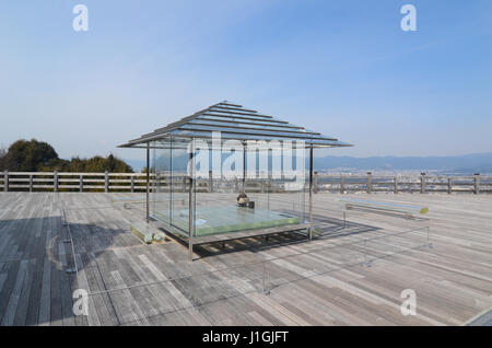 Le Kou-un verre de thé sur la terrasse d'observation en bois du Temple Seiryuden dans l'est des montagnes de Kyoto, au Japon. Banque D'Images