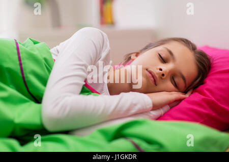 Fille dormir dans son lit à la maison Banque D'Images