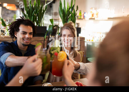 Happy friends clinking boissons au restaurant Banque D'Images