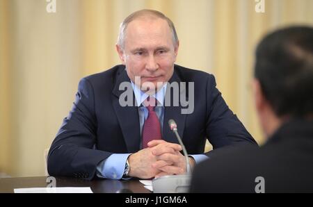 Le président russe Vladimir Poutine lors d'une réunion bilatérale avec le Premier Vice-Premier Ministre du conseil d'État chinois Zhang Jaili à Novo-Ogaryovo le 13 avril 2017 résidence à l'extérieur de Moscou, Russie. Banque D'Images