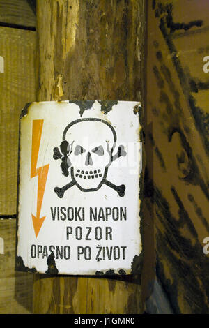 Tête de mort signe de danger à l'intérieur du musée à l'ancienne famille Kolar accueil au tunnel de guerre à Sarajevo, Sarajevo, Bosnie et Herzégovine Banque D'Images