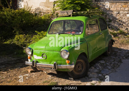 Vert en stationnement ancien modèle Zastava location surnommé Fico ou Ficek fabriqués dans l'ex-Yougoslavie, Ohrid, Macédoine, Europe de l'Est Banque D'Images