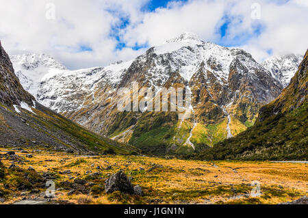 Les montagnes enneigées dans le Milford Road, l'une des plus belles routes panoramiques en Nouvelle Zélande Banque D'Images