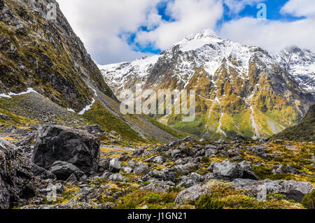 Les montagnes enneigées dans le Milford Road, l'une des plus belles routes panoramiques en Nouvelle Zélande Banque D'Images