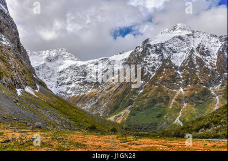 Les montagnes enneigées dans le Milford Road, l'une des plus belles routes panoramiques en Nouvelle Zélande Banque D'Images