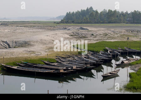 Vue de la rivière à sec en Sariakandi Bangali. Bogra, Bangladesh. Banque D'Images