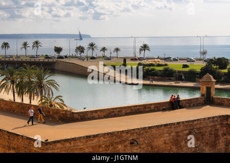 PALMA DE MAJORQUE/Espagne - 19 NOVEMBRE 2016 : sur la mer à partir de la cathédrale de Palma de Majorque Banque D'Images