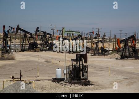 Prises de la pompe à huile couvrent la terre dans le champ de pétrole de Kern River le long de la vallée de San Joaquin, 11 avril 2017 à Bakersfield, Californie. Les puits de pétrole et de gaz qui couvrent la région sont sur des terres publiques louées par le Bureau fédéral de la gestion des terres. Banque D'Images