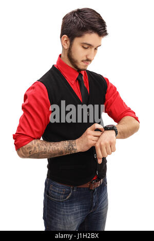 Réglage de l'homme tatoué sa montre isolé sur fond blanc Banque D'Images