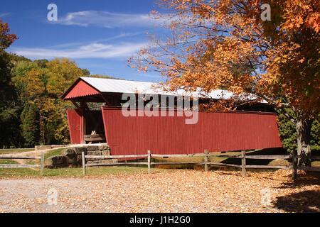 Staats Mill Pont couvert en automne Banque D'Images