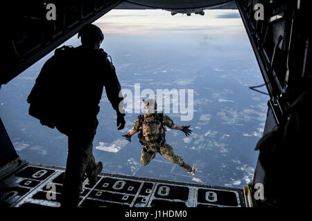 Un membre du service de guerre navale de géant d'une Force aérienne de Combat Talon II MC-130 au cours d'une altitude élevée, faible ouverture jump Banque D'Images