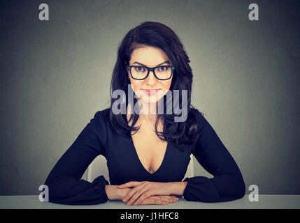 Young business woman looking at camera Banque D'Images