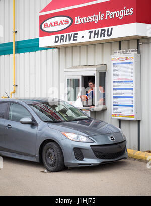 Un drive-thru client au drive-thru fenêtre à Baba's Homestyle pirojki à Saskatoon, Saskatchewan, Canada. Banque D'Images