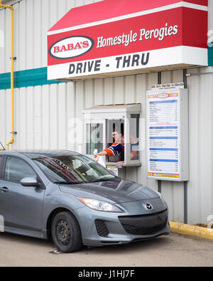 Un drive-thru client au drive-thru fenêtre à Baba's Homestyle pirojki à Saskatoon, Saskatchewan, Canada. Banque D'Images