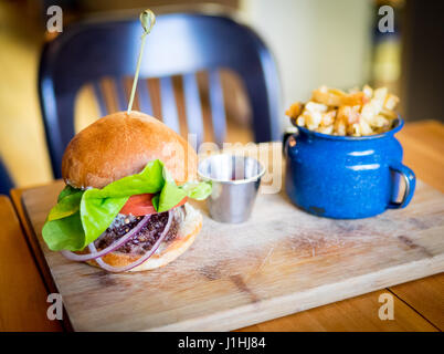 Un classique burger et frites (hamburger et frites) de cuisine et bar à Ayden Saskatoon, Saskatchewan, Canada. Banque D'Images