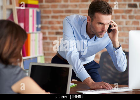 Homme vérifier rapidement quelques données sur ordinateur Banque D'Images