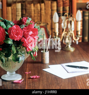 Fleurs et plumes sur 24. Banque D'Images