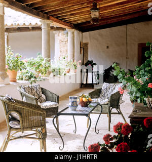 Fauteuils et table basse sur un patio. Banque D'Images