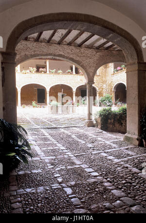 Fontaine dans la cour. Banque D'Images