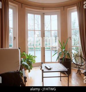 Side table en face de la double porte. Banque D'Images